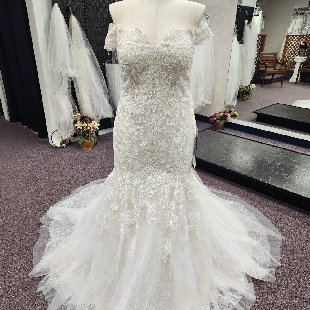 LaSposa Ivory/Champagne Size 16W Private Label Lace Bridal Gown/Wedding Dress